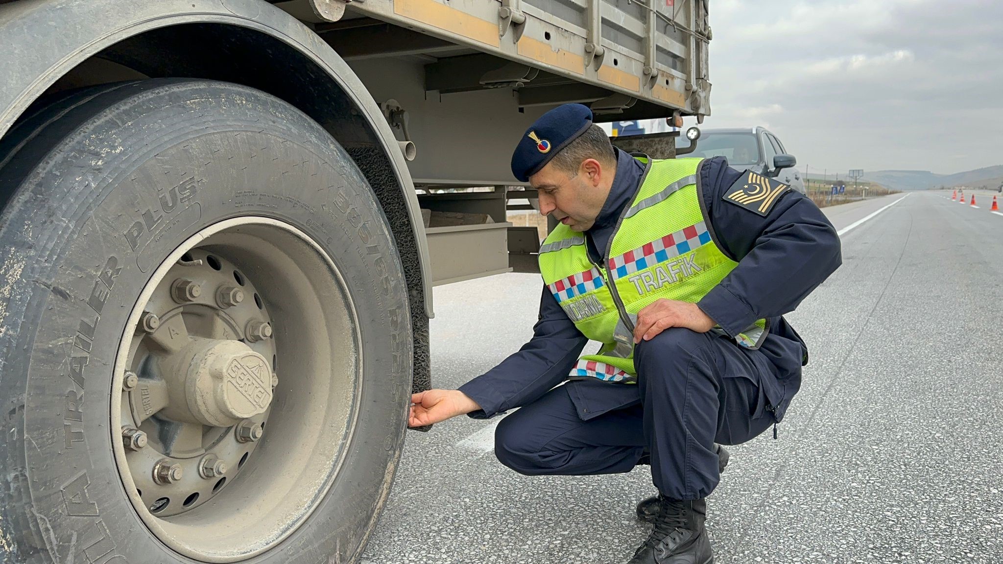 Afyonkarahisar’ın Bolvadin ilçesinde jandarma ekipleri tarafından ticari araçlara yönelik kış