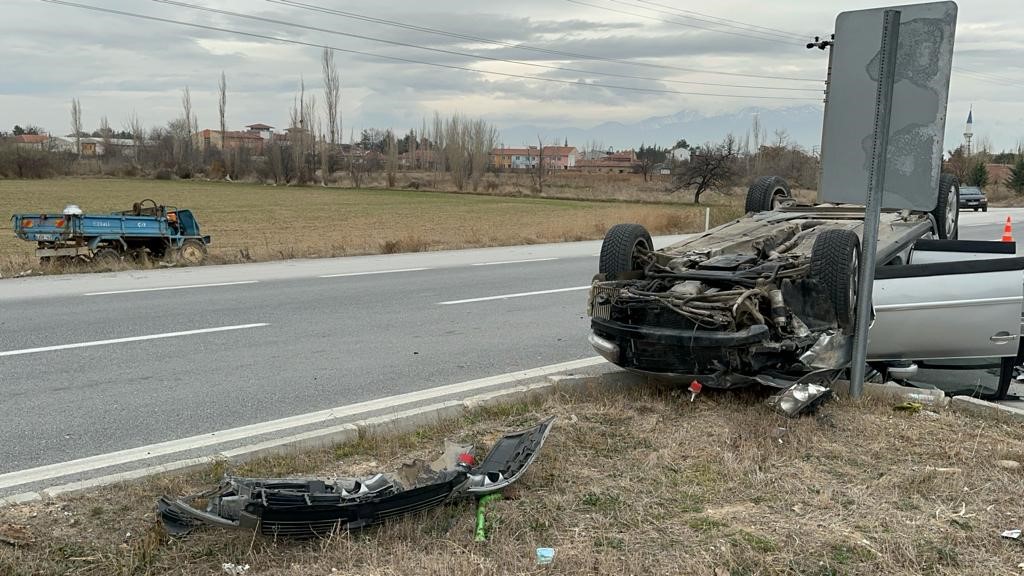 Afyonkarahisar’da patpat diye tabir edilen tarım aracı ile çarpışıp ters