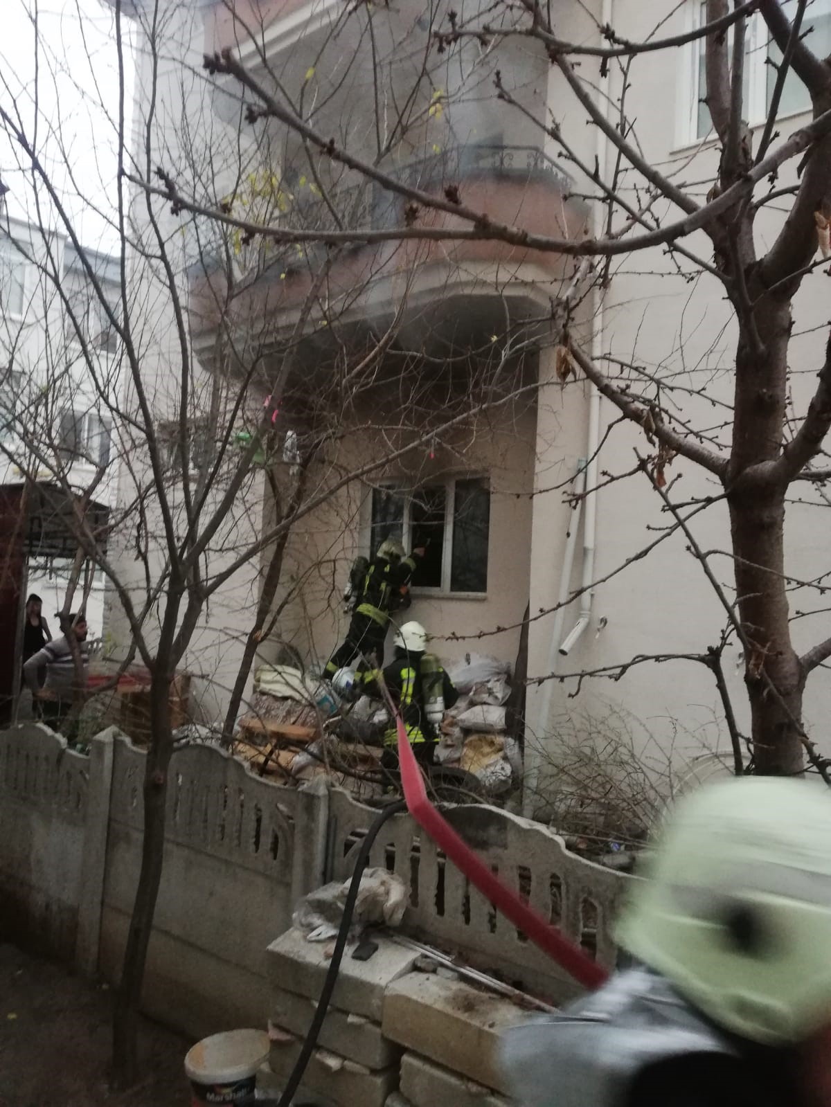 Afyonkarahisar’da 3 katlı bir apartmanın zemin katında çıkan yangın paniğe
