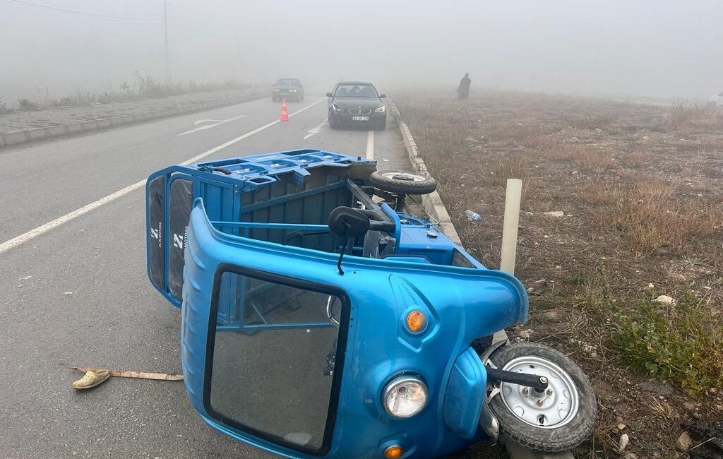 Afyonkarahisar’daki otomobilin çarparak devirdiği elektrikli bisikletteki biri çocuk 3 kişi