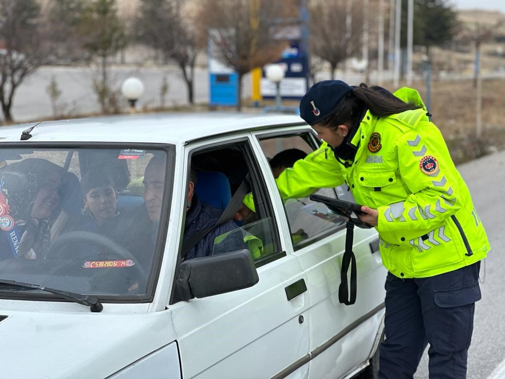 Afyonkarahisar’da jandarma tarafından gerçekleştirilen dron destekli trafik denetiminde kurallara uymayan