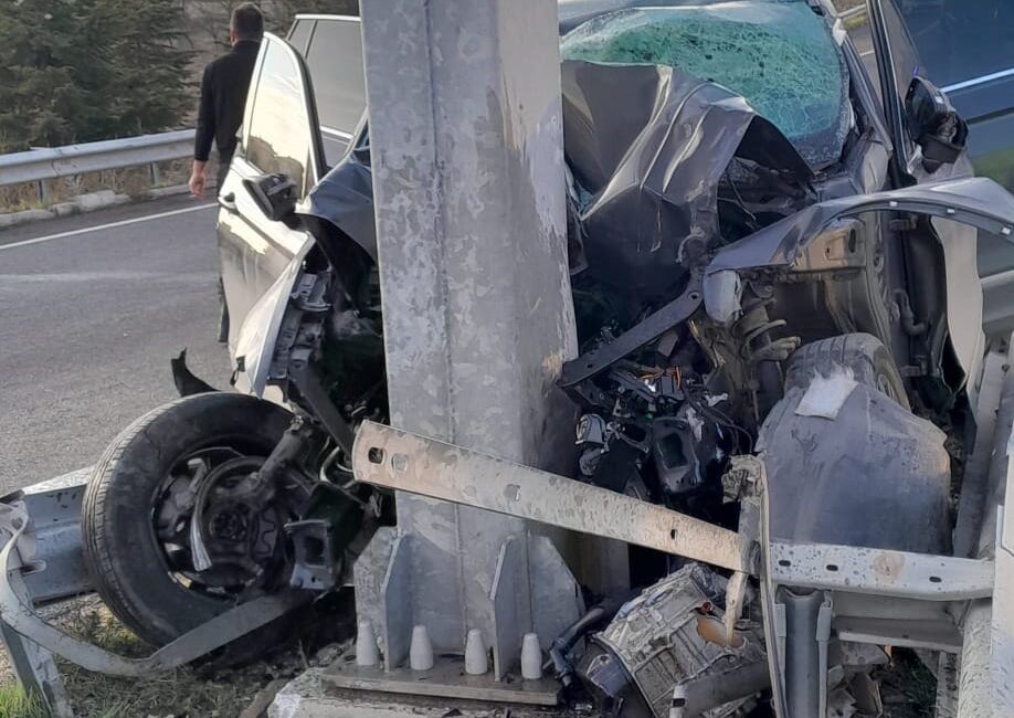 Eskişehir’de kontrolden çıkarak yol ayrımındaki bariyerlere saplanan otomobilin 65 yaşındaki