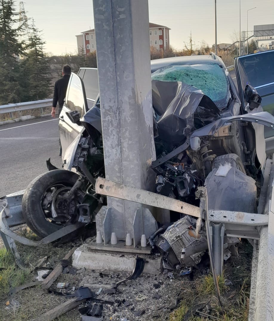 Eskişehir’de kontrolden çıkarak yol ayrımındaki bariyerlere saplanan otomobilin 65 yaşındaki