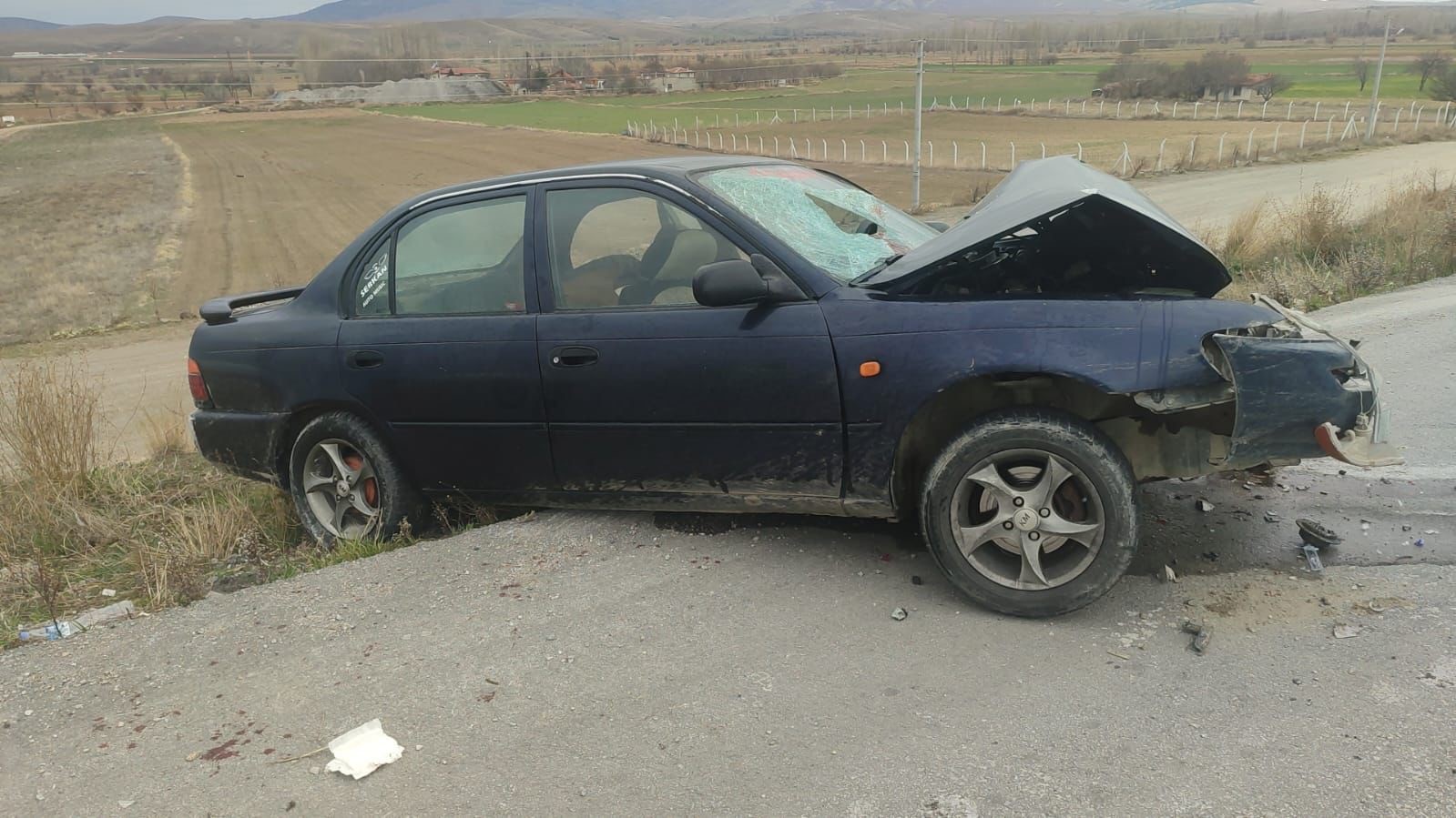 Afyonkarahisar’da kontrolden çıkan otomobilin tankere çarptığı kazada 10 aylık bir
