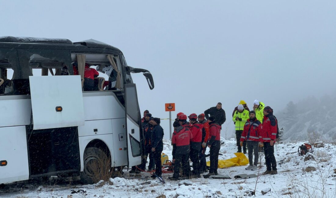 Kars’ın Sarıkamış ilçesinde yolcu otobüsü kaza yaptı. İlk belirlemelere göre,