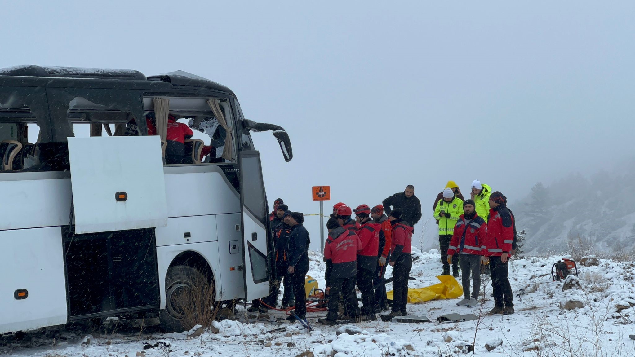 Kars’ın Sarıkamış ilçesinde yolcu otobüsü kaza yaptı. İlk belirlemelere göre,