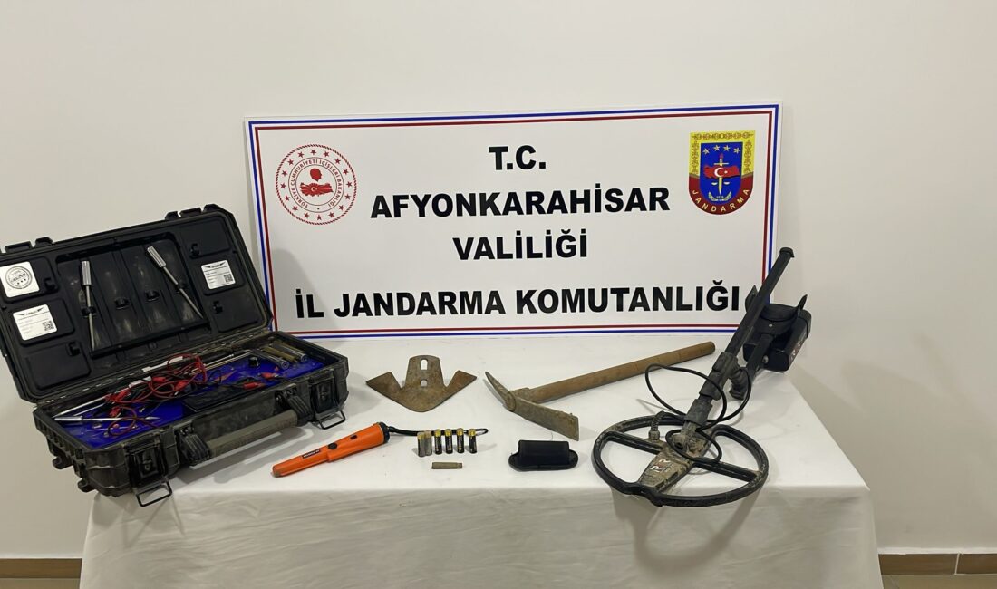 Define avcıları kazıya başlayamadan jandarmaya yakalandı Afyonkarahisar’da define avcıların kaçak kazıya başlayamadan jandarmanın baskını ile yakalandı.
