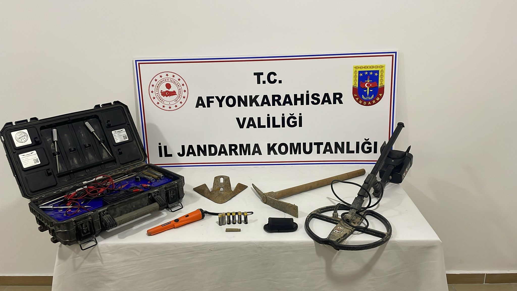 Afyonkarahisar’da define avcıların kaçak kazıya başlayamadan jandarmanın baskını ile yakalandı.