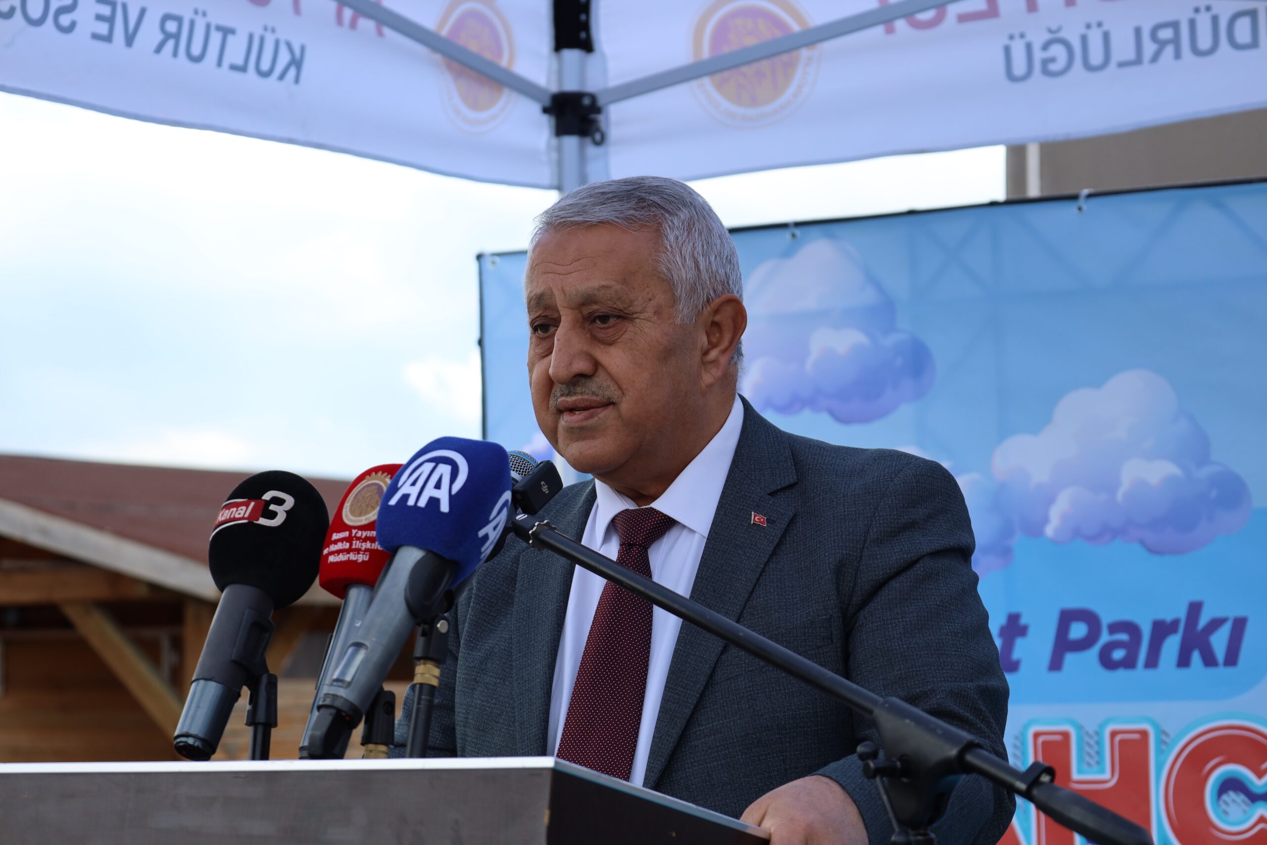 Afyonkarahisar Belediye Başkanı Mehmet Zeybek, kentte açılışı gerçekleştirilen 229 hobi