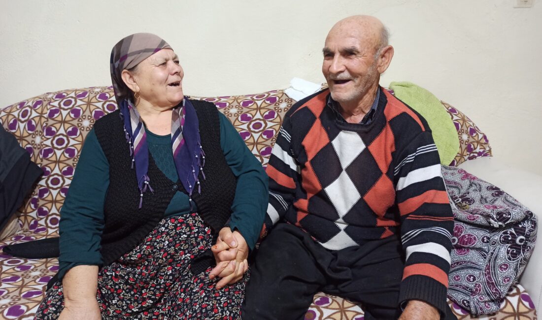 Kahramanmaraş’ta 55 yıldır evli olan yaşlı çift, mutluluklarıyla genç çiftlere