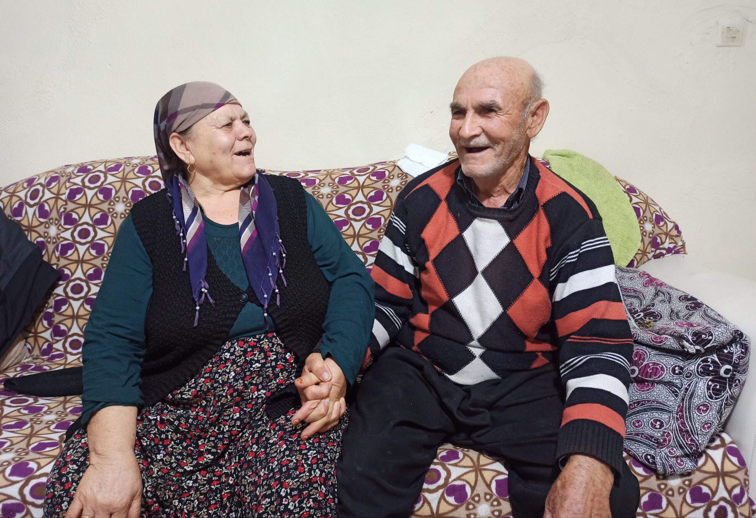 Kahramanmaraş’ta 55 yıldır evli olan yaşlı çift, mutluluklarıyla genç çiftlere