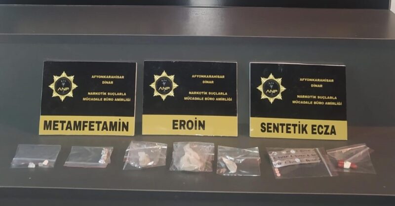 Afyonkarahisar’da polis tarafından durdurulan bir araçta yapılan aramada eroin ile
