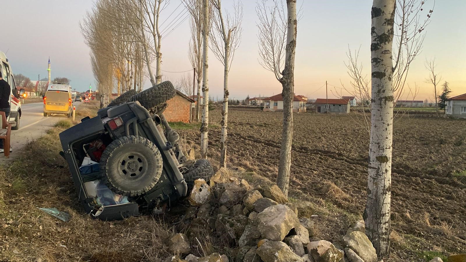 Afyonkarahisar’da yol kenarındaki refüje devrilen arazi aracında 4 kişi yaralandı.