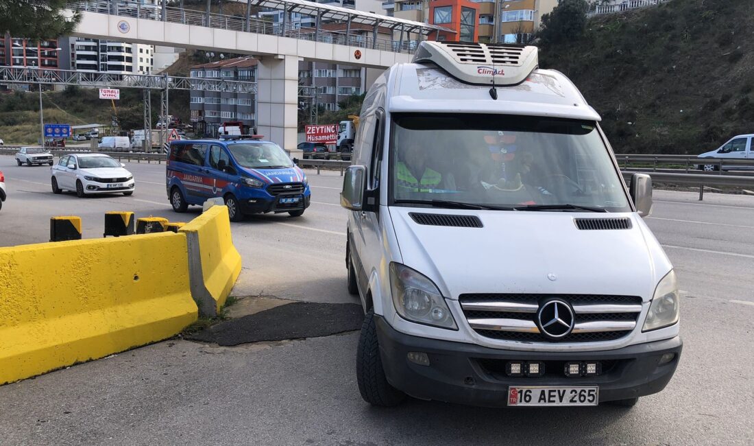 Bursa’da bir benzin istasyonunda içi sucuk dolu kamyoneti ve içindeki