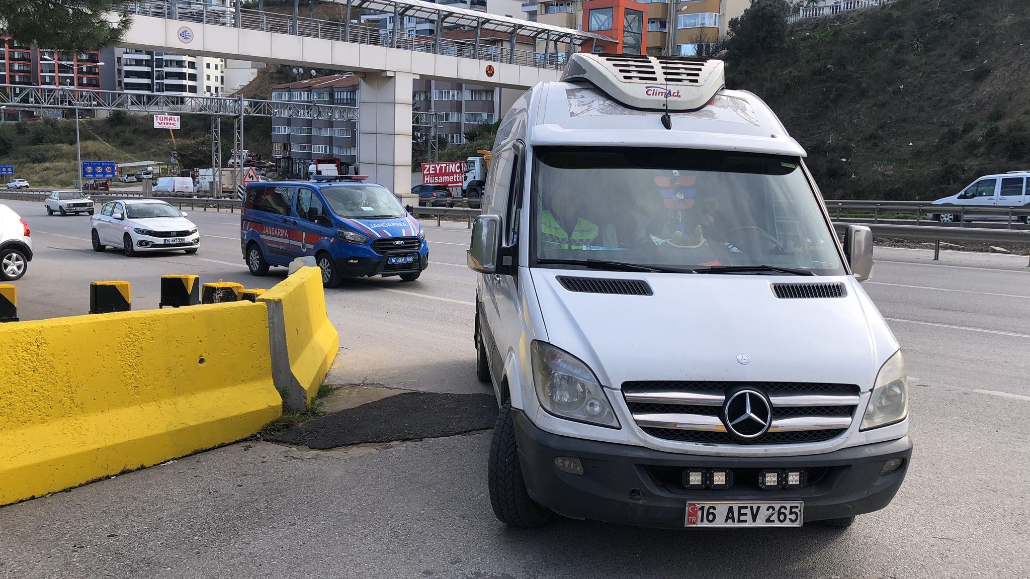 Bursa’da bir benzin istasyonunda içi sucuk dolu kamyoneti ve içindeki
