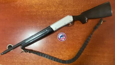 Afyonkarahisar’da polis sırtında ruhsatsız tüfekle gezen bir şahsı yakaladı. Olay,