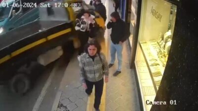 İzmir’in Buca ilçesinde, freni boşalan kamyonetin kaldırımda bulunan yayalara çarparak iş yerine daldığı