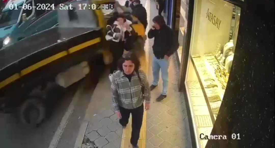 İzmir’in Buca ilçesinde, freni boşalan kamyonetin kaldırımda bulunan yayalara çarparak iş yerine daldığı