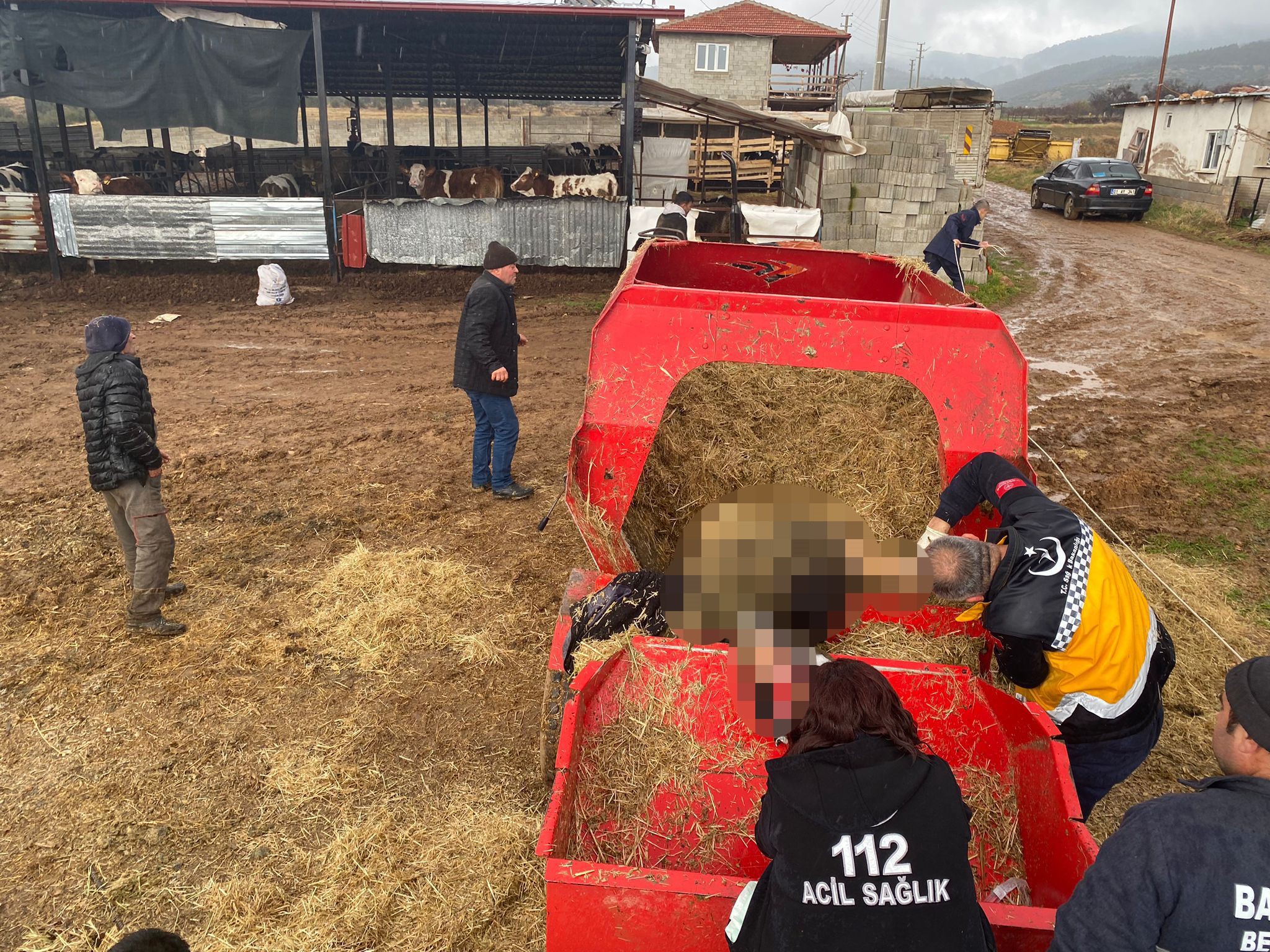 Afyonkarahisar’da yem karma makinesinin içine düşen 27 yaşındaki genç feci