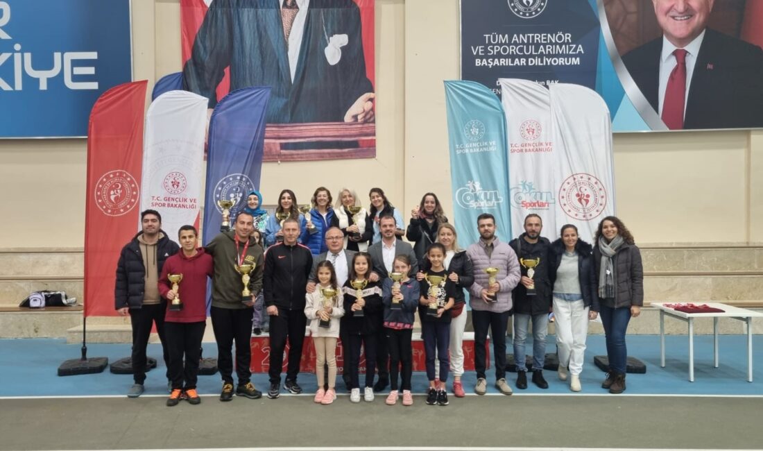 Afyonkarahisar Kocatepe Spor Kompleksinde düzenlenen sene sonu tenis turnuvası sona
