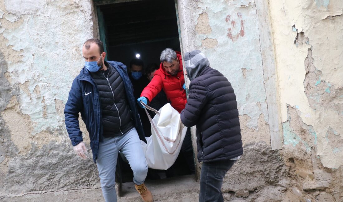 Afyonkarahisar’da evsiz oldukları belirtilen 2 şahıstan biri kaldıkları metruk evde