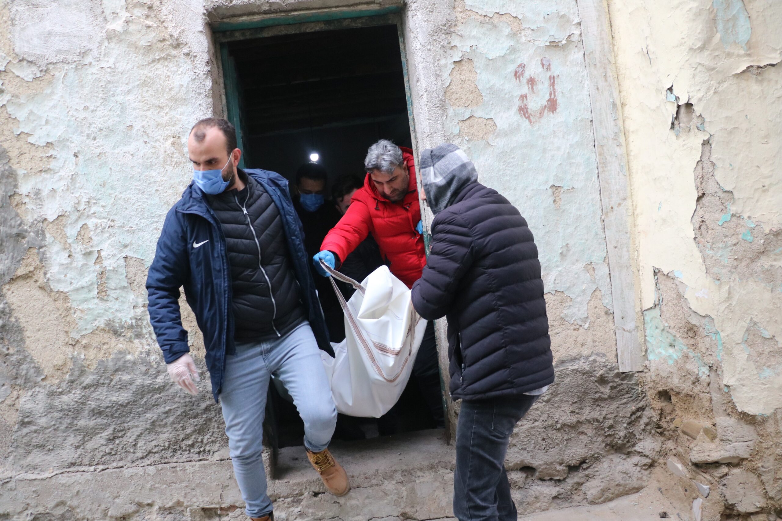 Afyonkarahisar’da evsiz oldukları belirtilen 2 şahıstan biri kaldıkları metruk evde