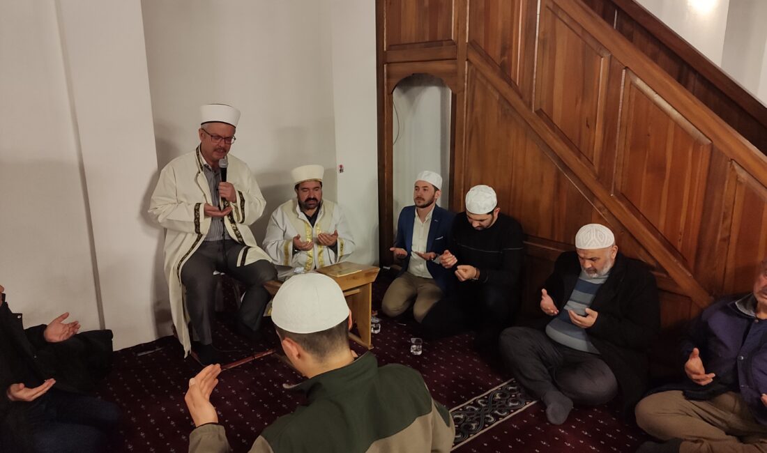 Afyonkarahisar’ın Şuhut ilçesinde Regaip Kandili nedeniyle vatandaşlar camilere akın etti.
