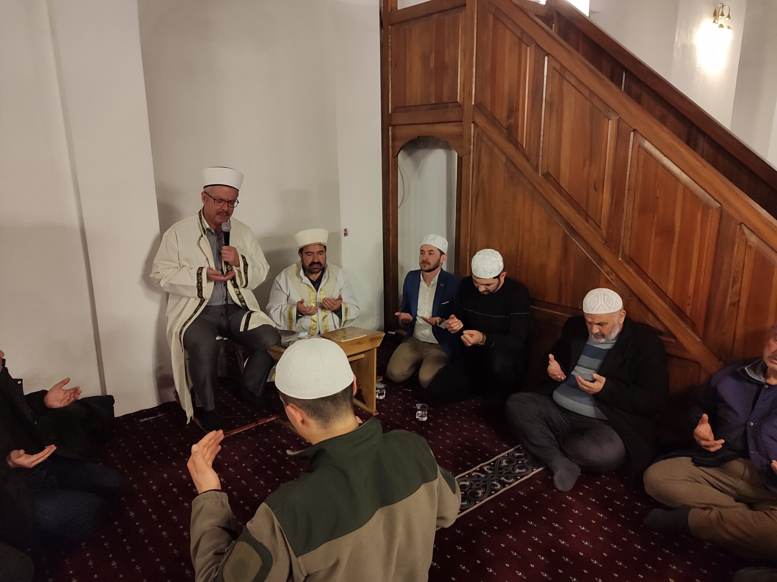 Afyonkarahisar’ın Şuhut ilçesinde Regaip Kandili nedeniyle vatandaşlar camilere akın etti.