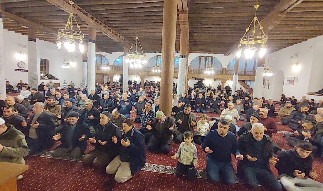 Afyonkarahisar’ın Şuhut ilçesinde Regaip Kandili nedeniyle vatandaşlar camilere akın etti.