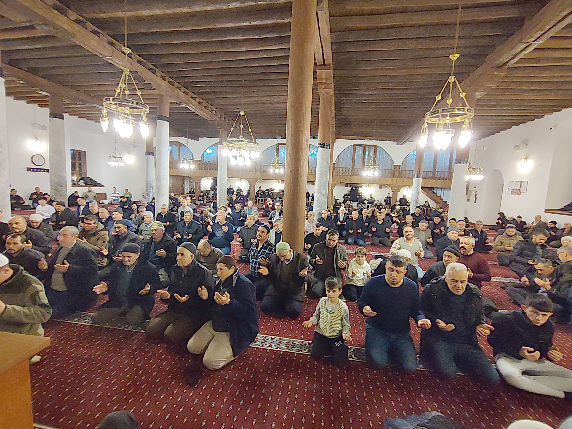 Afyonkarahisar’ın Şuhut ilçesinde Regaip Kandili nedeniyle vatandaşlar camilere akın etti.