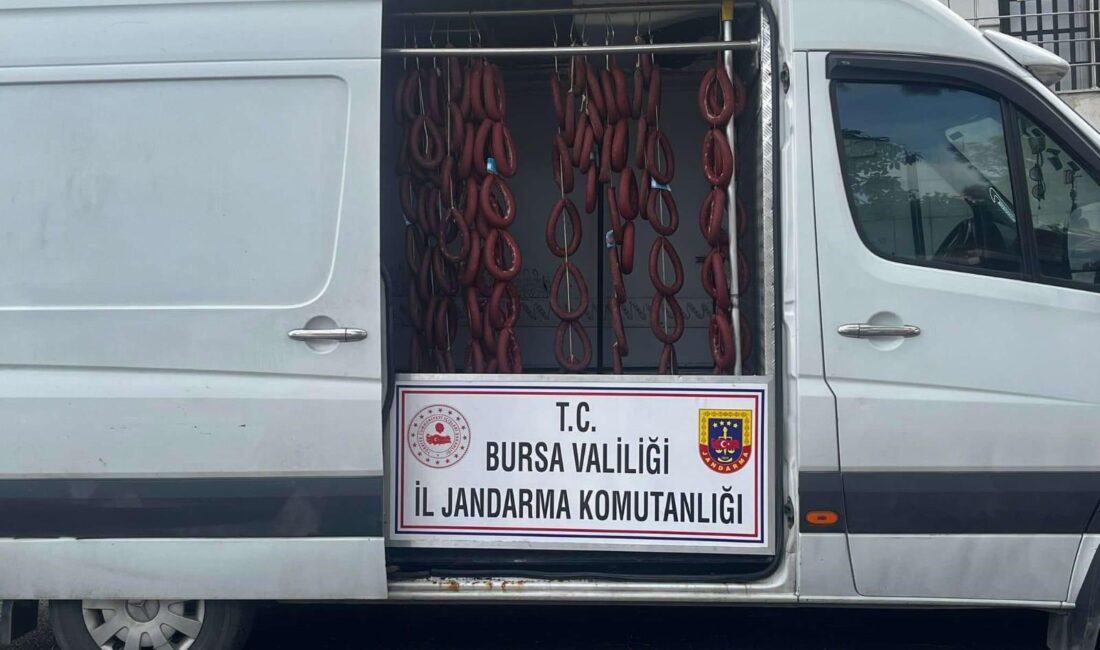Bursa’da bir benzin istasyonunda kamyonetteki etiketsiz sucukları tazyikli su ile