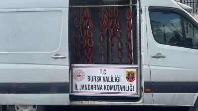 Bursa’da bir benzin istasyonunda kamyonetteki etiketsiz sucukları tazyikli su ile