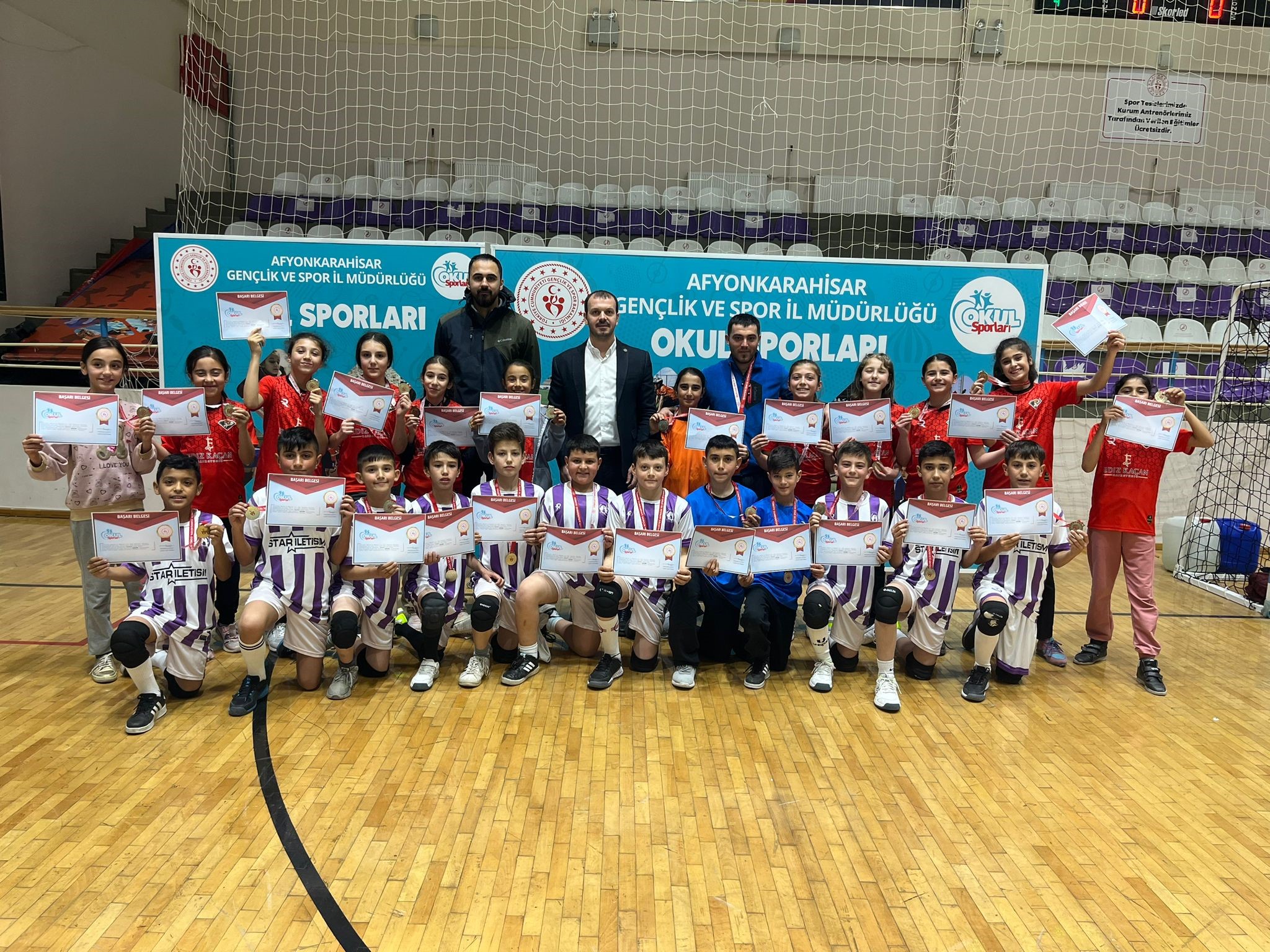 Afyonkarahisar Işıklar Ortaokulu, Okul Sporları faaliyet programında yer alan Hentbol