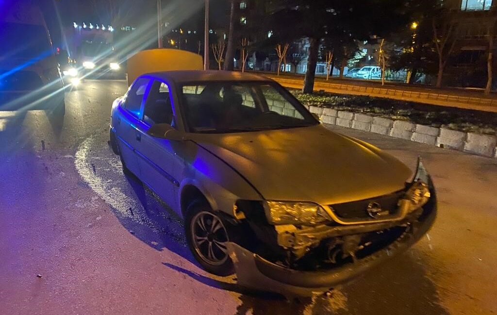 Afyonkarahisar’da sürücüsünün köpeğe çarpmamak için manevra yaptığı otomobilin kaldırıma çarpması
