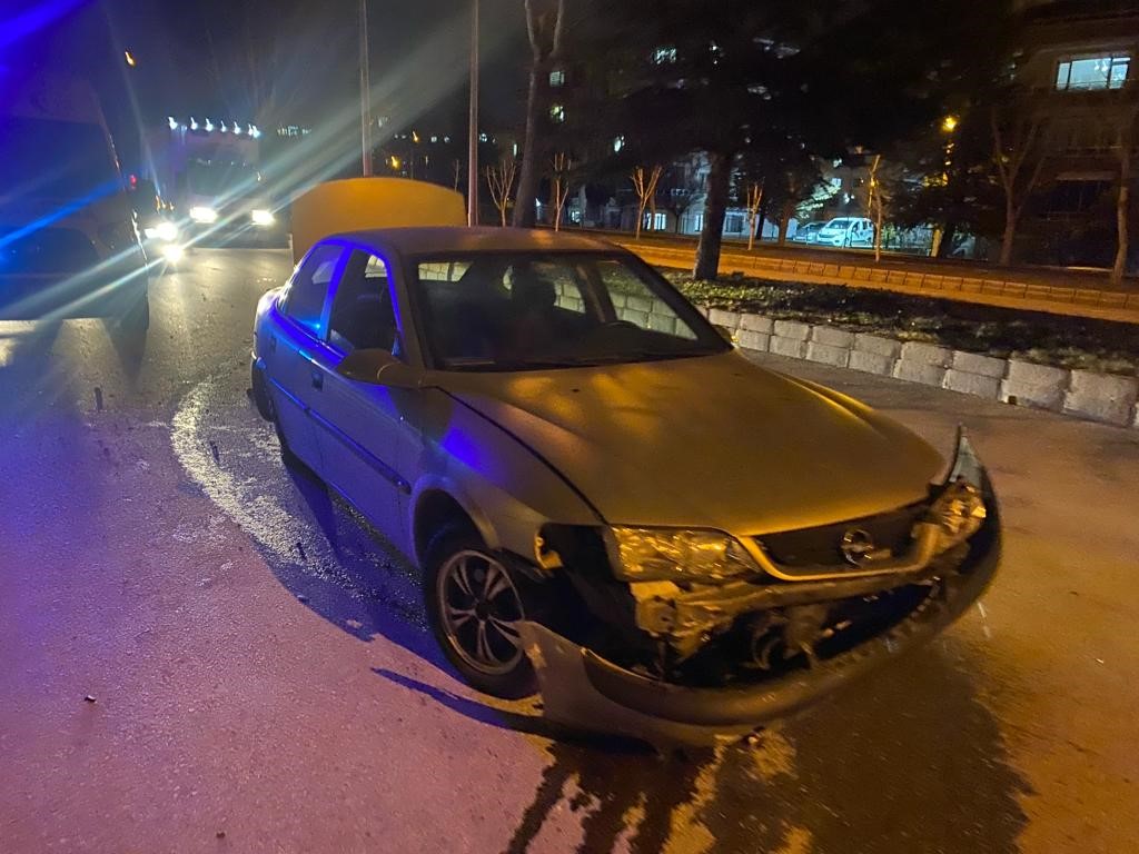 Afyonkarahisar’da sürücüsünün köpeğe çarpmamak için manevra yaptığı otomobilin kaldırıma çarpması