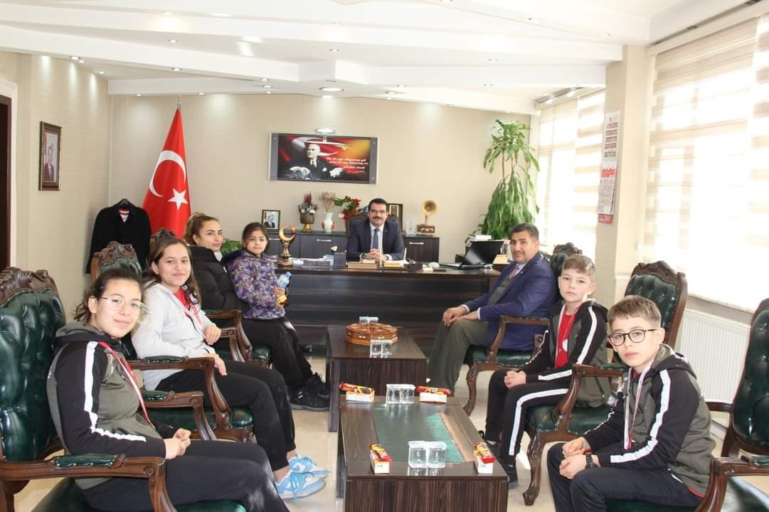 Afyonkarahisar’da gerçekleştirilen Okullar Arası Güreş müsabakalarında Şuhutlu öğrenciler dereceye girdi.