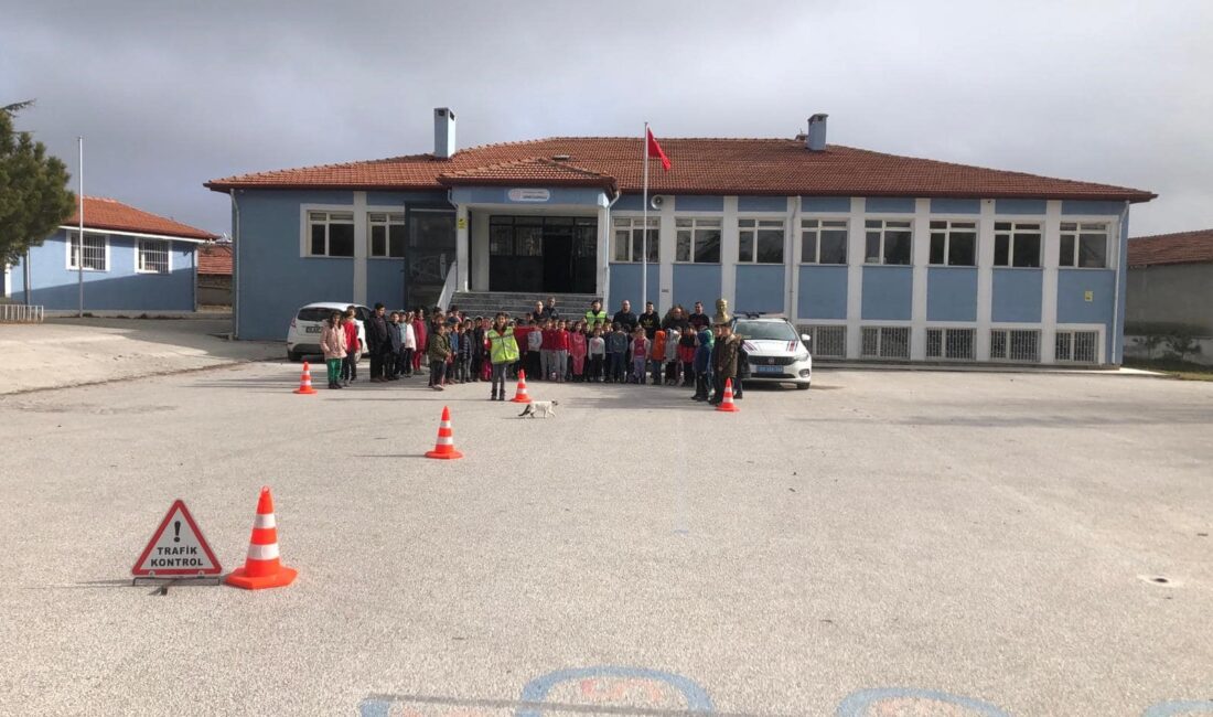 Afyonkarahisar’ın Emirdağ ilçesinde jandarma tarafından ilkokul öğrencilerine yönelik ‘Güvenli Okul