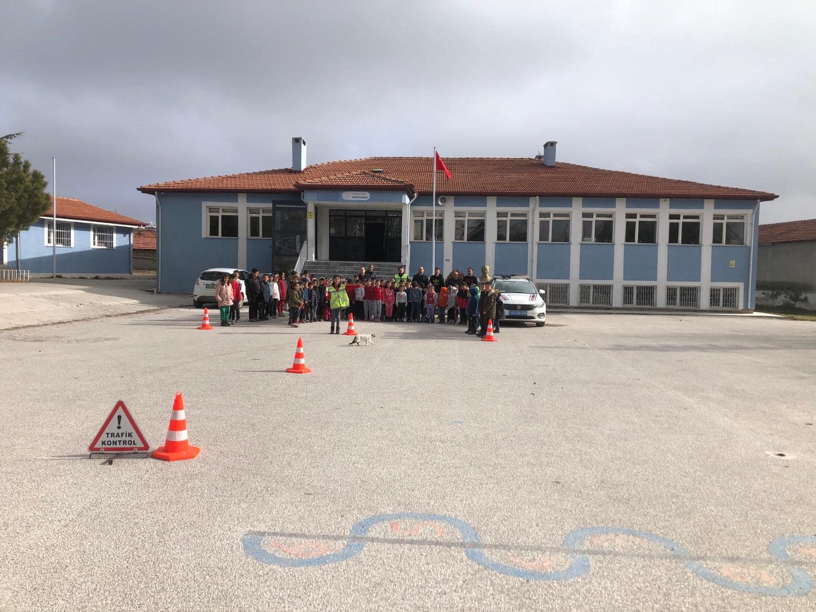 Afyonkarahisar’ın Emirdağ ilçesinde jandarma tarafından ilkokul öğrencilerine yönelik ‘Güvenli Okul