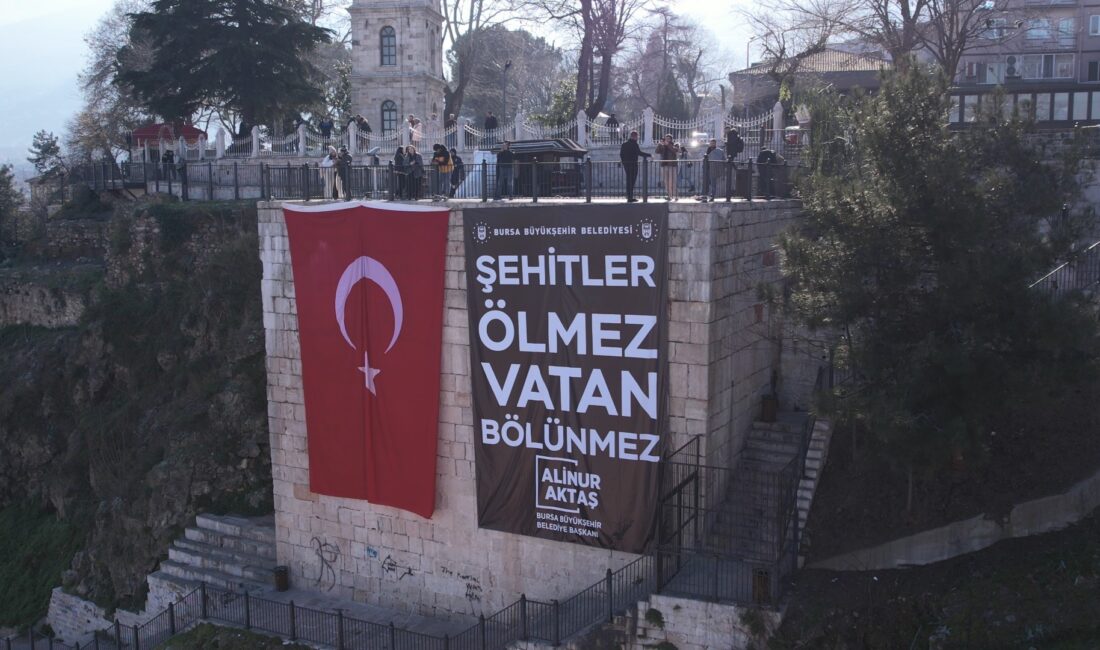 Bursa’da 2700 yıllık Tophane surlarına dev “Şehitler ölmez, vatan bölünmez”
