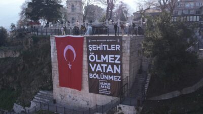 Bursa’da 2700 yıllık Tophane surlarına dev “Şehitler ölmez, vatan bölünmez”