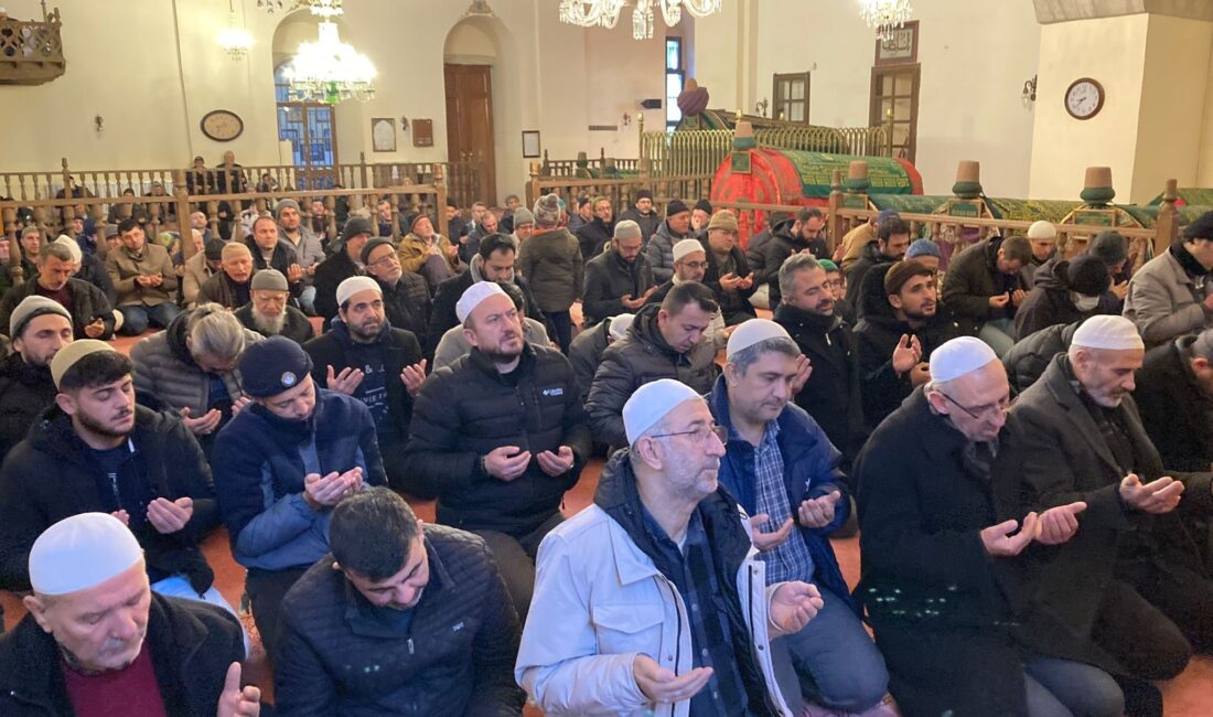 Afyonkarahisar Mevlevi Camii’nde sabah namazında Pençe-Kilit Harekatında şehit olan Mehmetçiklere