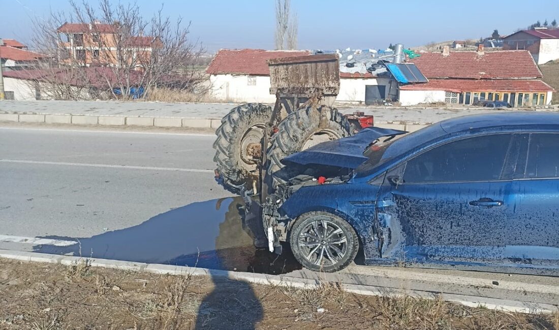 Afyonkarahisar’da otomobil ile traktörün çarpıştığı kazada iki çocuk 5 kişi