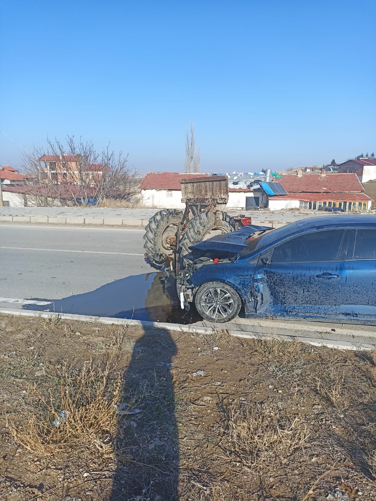 Afyonkarahisar’da otomobil ile traktörün çarpıştığı kazada iki çocuk 5 kişi