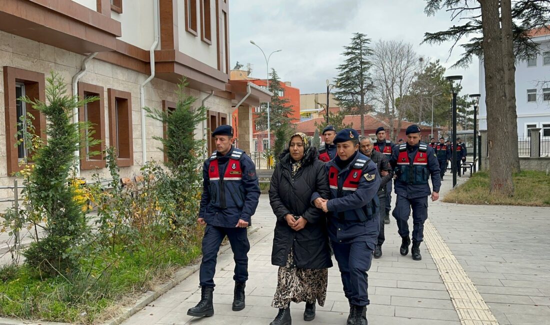 Afyonkarahisar’da aile üyeleri ile oturdukları esnada bir anda yan odaya