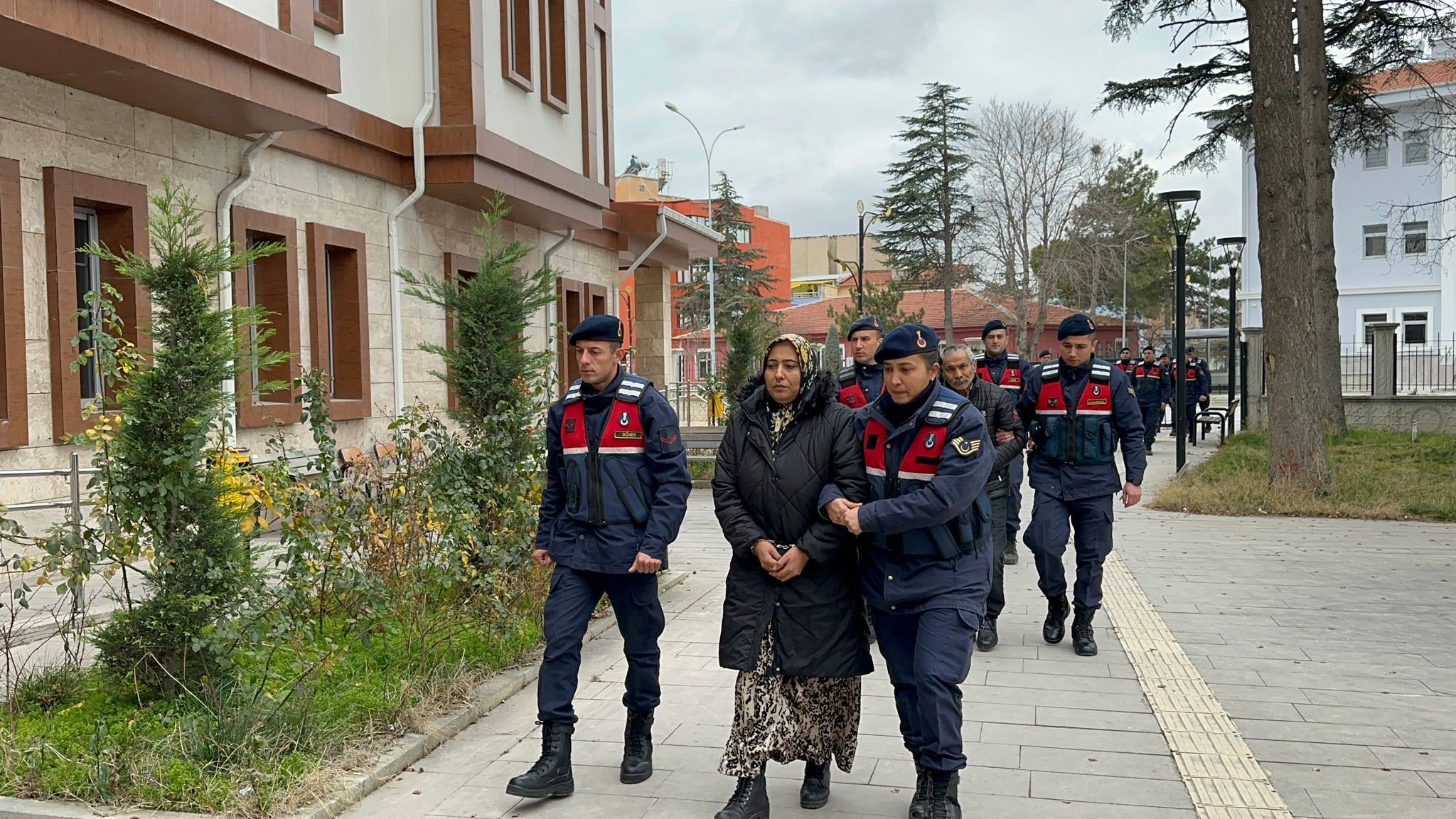 Afyonkarahisar’da aile üyeleri ile oturdukları esnada bir anda yan odaya