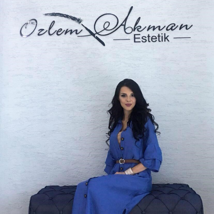 Bursa’nın Nilüfer ilçesinde ünlü şarkıcı Esra Akman’ın kardeşi Özlem Akman,