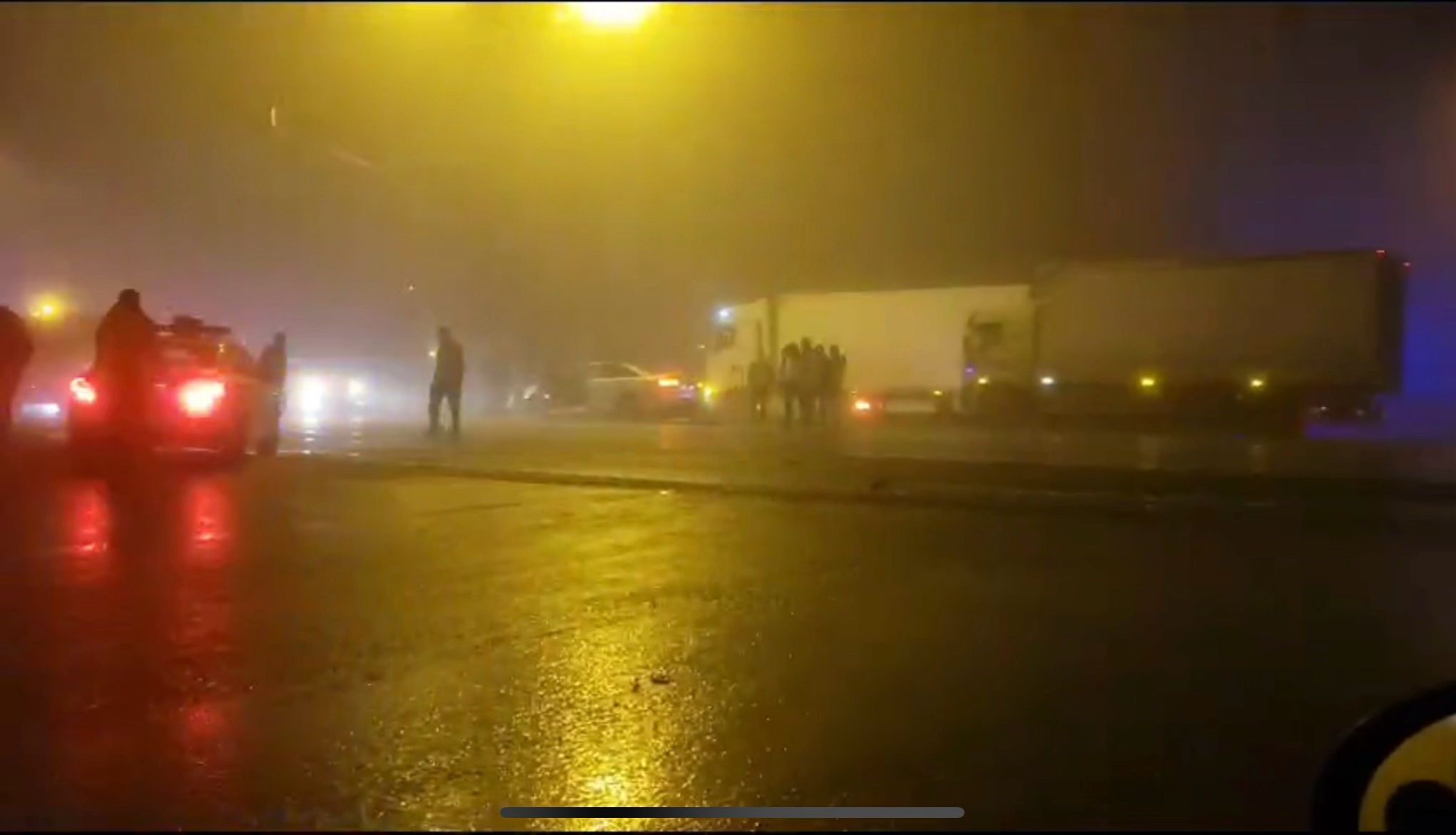 Afyonkarahisar’da kırmızı ışıkta bekleyen tıra arkadan çarpan otomobilde 1 kişi