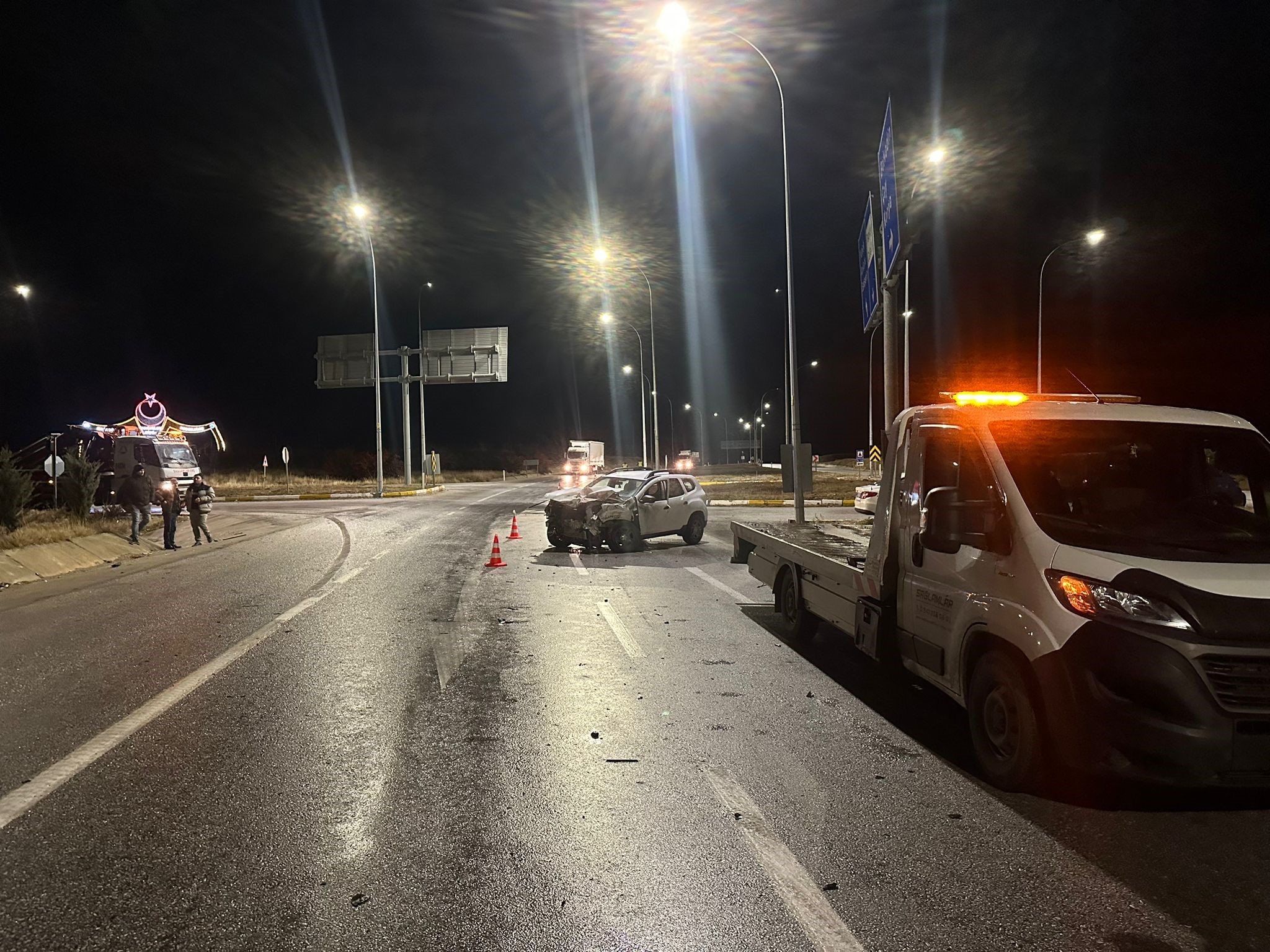 Afyonkarahisar’da sollamak istediği tıra yandan çarpan otomobilin sürücüsü ağır yaralandı.