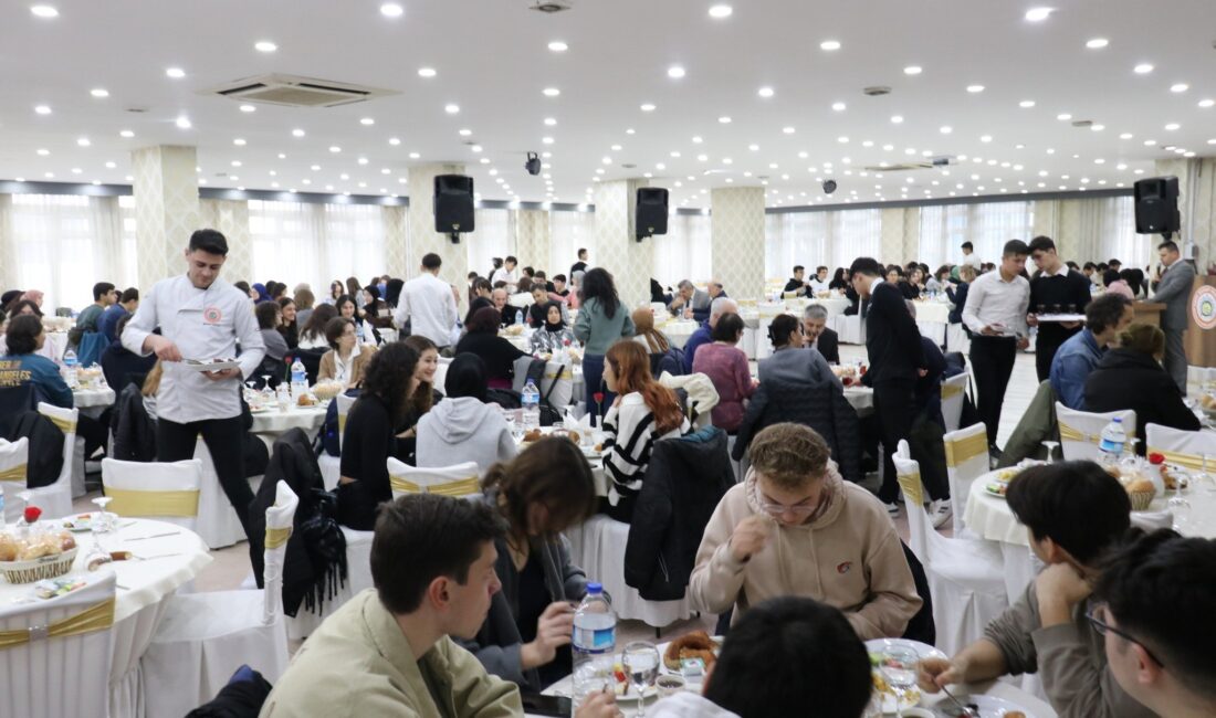 Afyonkarahisar İl Milli Eğitim Müdürü Miraç Sünnetci, Afyon Lisesi öğrencileri ile kahvaltıda