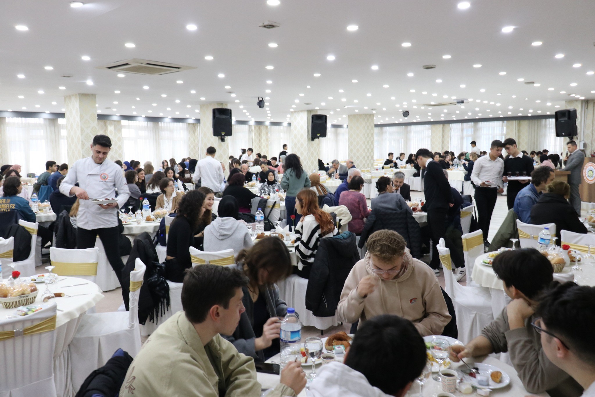Afyonkarahisar İl Milli Eğitim Müdürü Miraç Sünnetci, Afyon Lisesi öğrencileri ile kahvaltıda